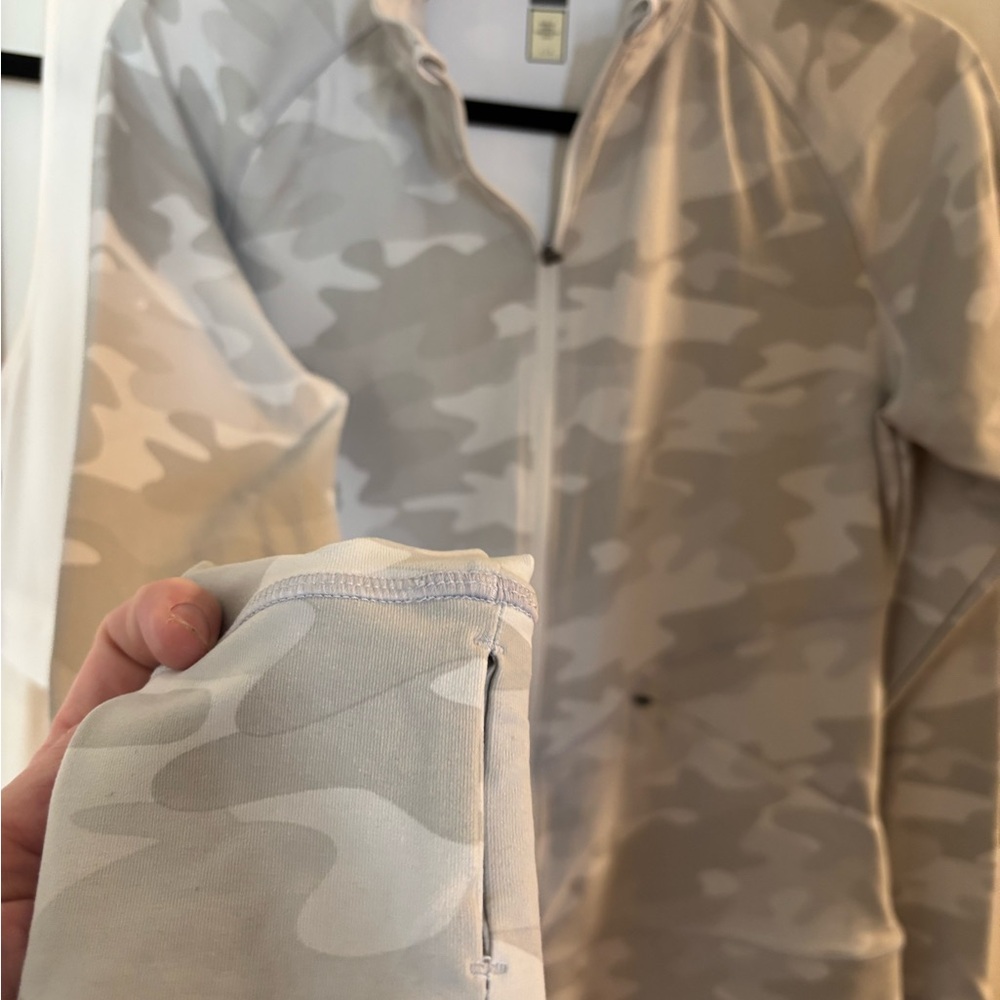 LOLË Women's Light Gray and White Camo Jacket - Picture 5 of 9